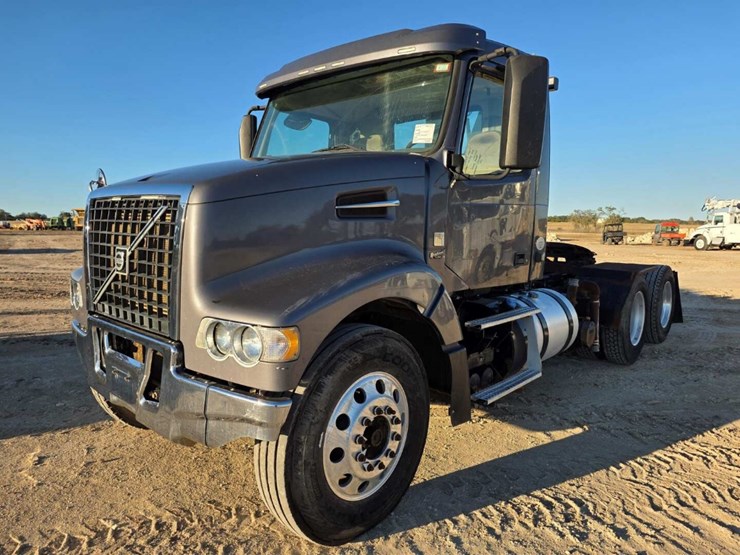 2014-volvo-10-image-1