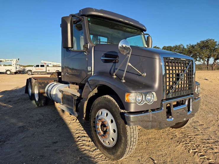 2014-volvo-10-image-3