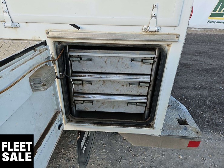 2005-freightliner-m2-106-image-48