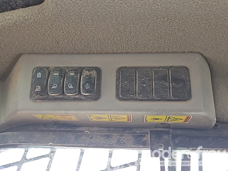 2021-caterpillar-299d3-image-25