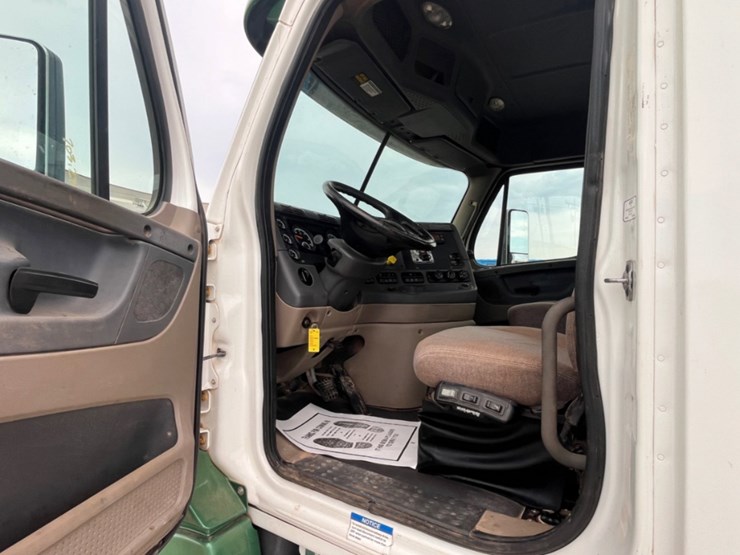 2015-freightliner-cascadia-daycab-image-13