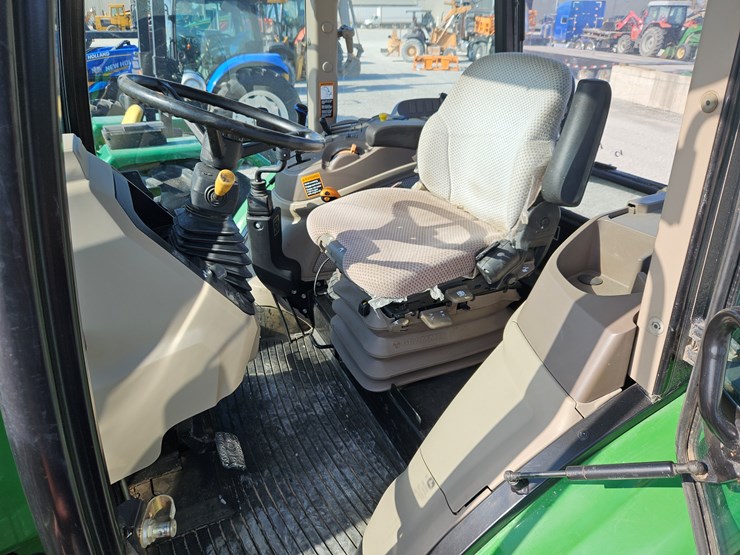 2016-john-deere-6105e-image-9