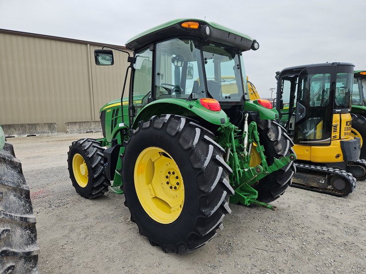 2017-john-deere-6120e-image-11