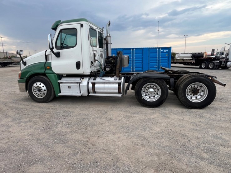 2015-freightliner-cascadia-daycab-image-8