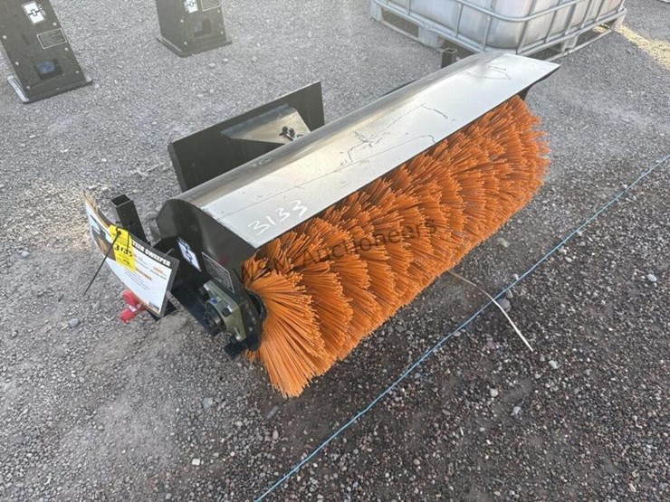 2025-giyi-qsj-sweeper-for-stand-up-skid-steer-image-1