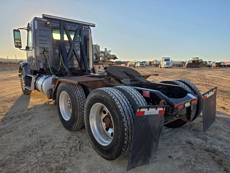 2014-volvo-10-image-7