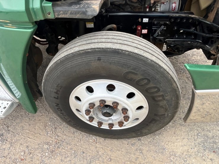 2015-freightliner-cascadia-daycab-image-9