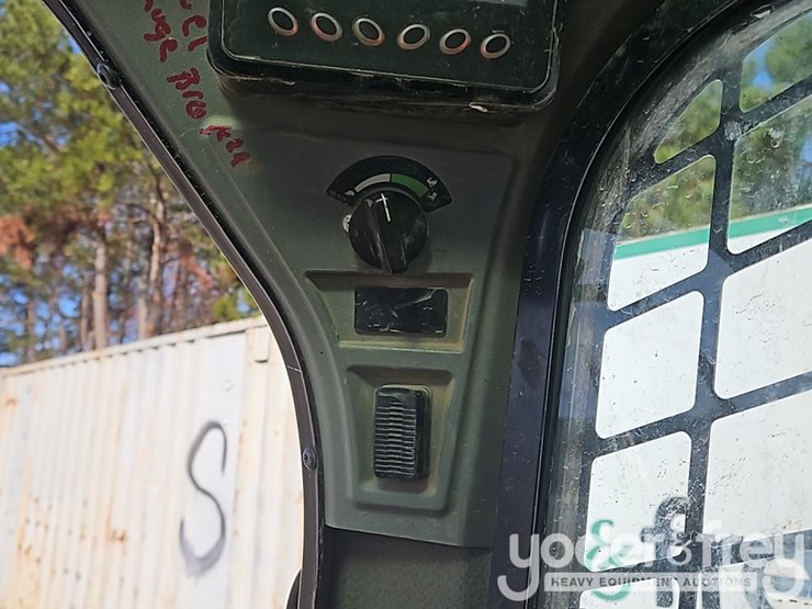 2021-caterpillar-299d3-image-24