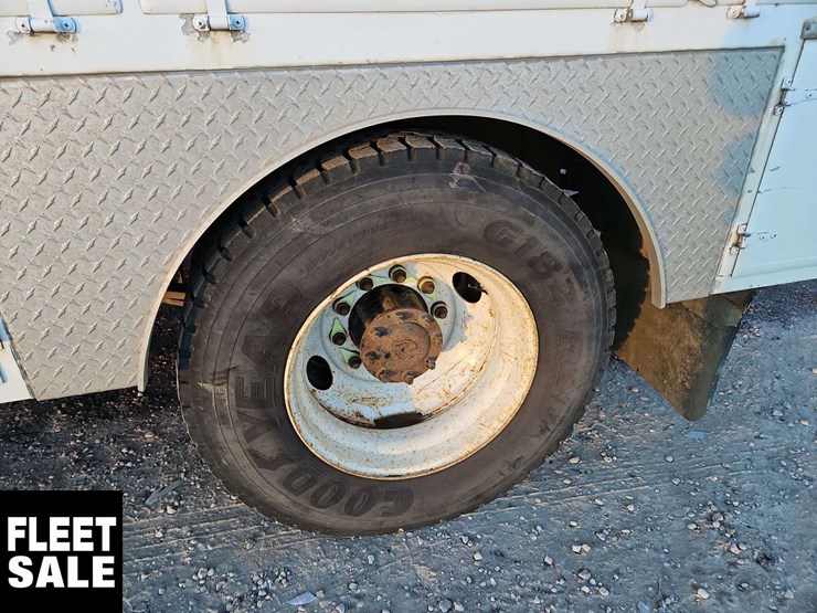 2005-freightliner-m2-106-image-11