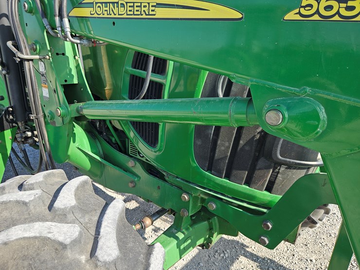 2011-john-deere-6100d-image-21