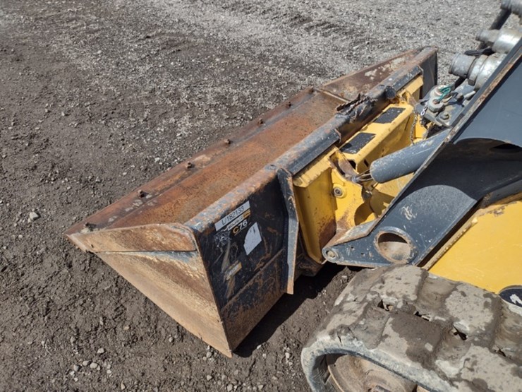 18-deere-323e-image-18