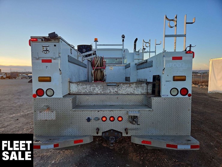 2005-freightliner-m2-106-image-4