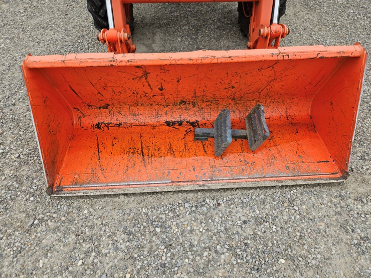 2008-kubota-m7040-image-3