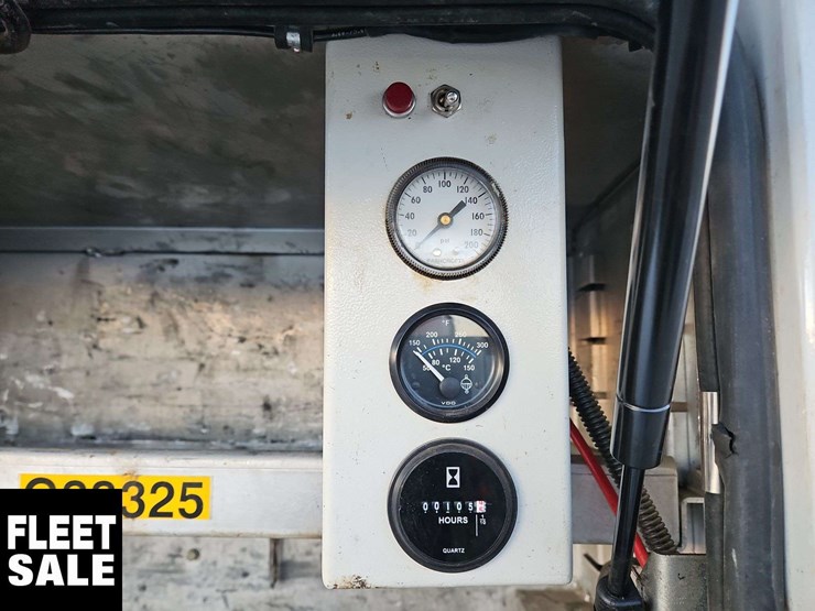 2005-freightliner-m2-106-image-46