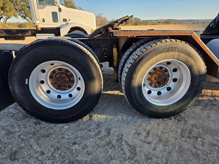 2014-volvo-10-image-18