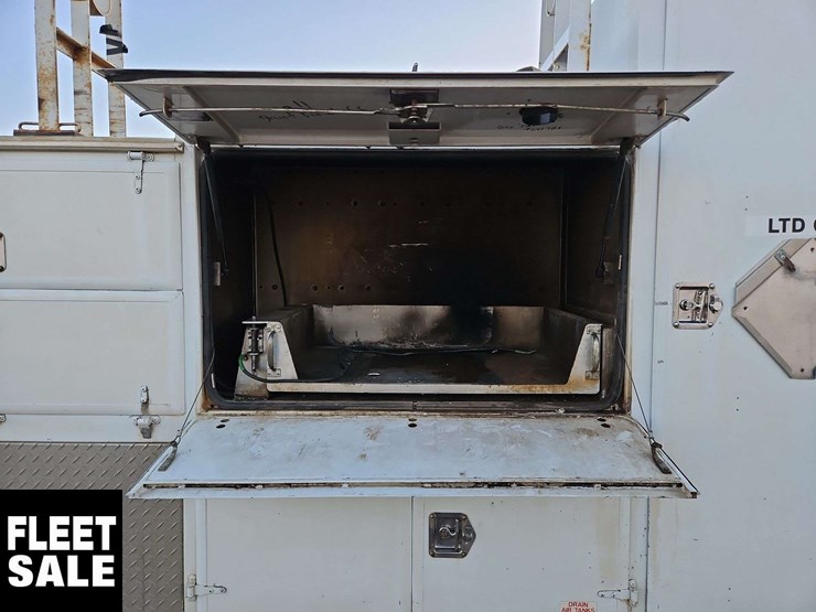 2005-freightliner-m2-106-image-35