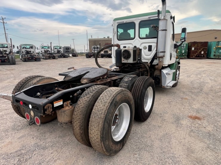 2015-freightliner-cascadia-daycab-image-5