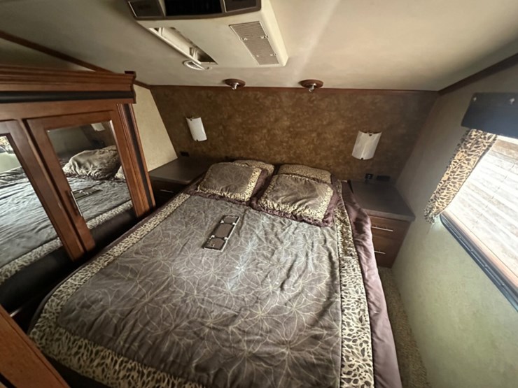 2013-xlr-thunderbolt-35x14-5th-wheel-camper-image-10