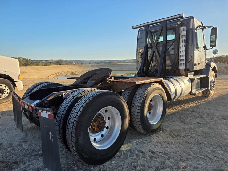 2014-volvo-10-image-4