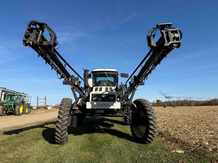 willmar-8400-sprayer-image-3