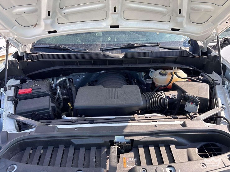 2022-chevrolet-silverado-1500-4x4-crew-cab-pickup-truck-image-7