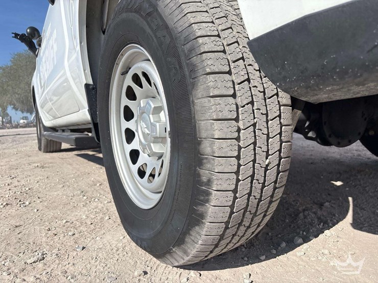 2022-chevrolet-silverado-1500-4x4-crew-cab-pickup-truck-image-27