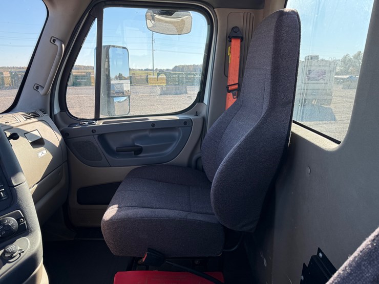 2018-freightliner-cascadia-125-image-43