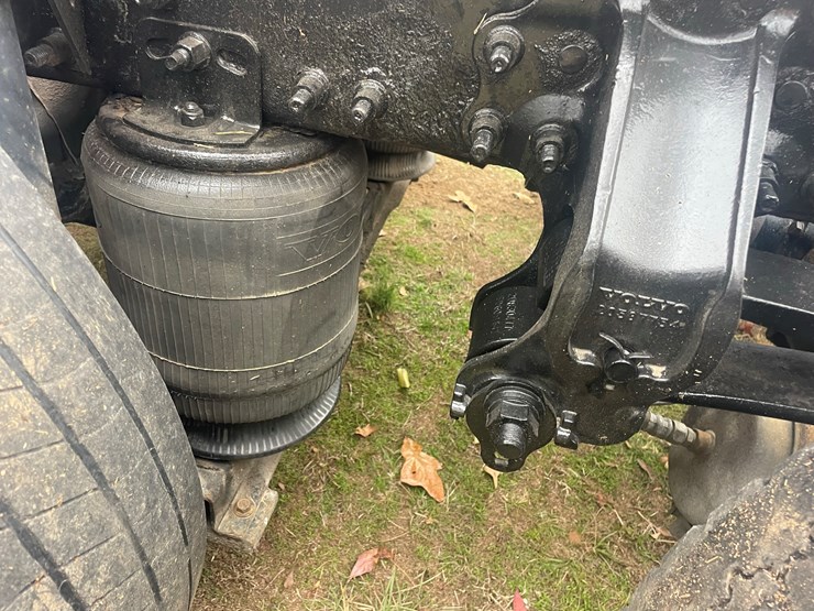 2008-volvo-10-image-12