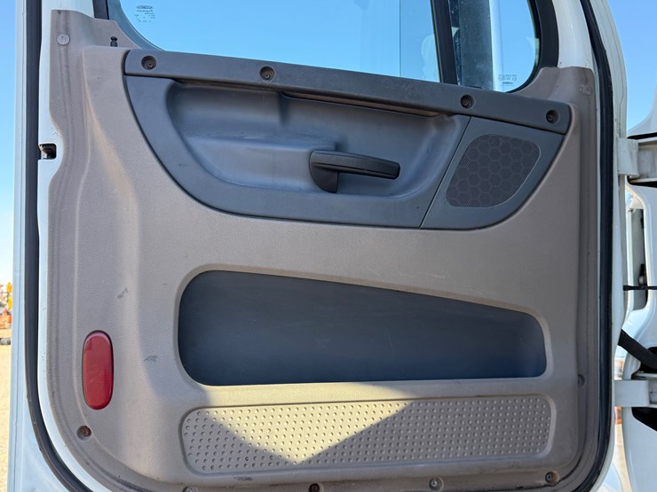 2018-freightliner-cascadia-125-image-38