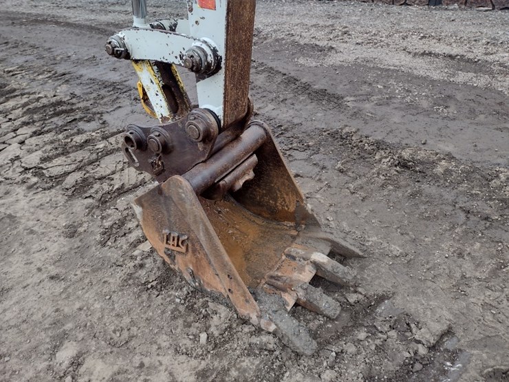 takeuchi-tb240-image-16