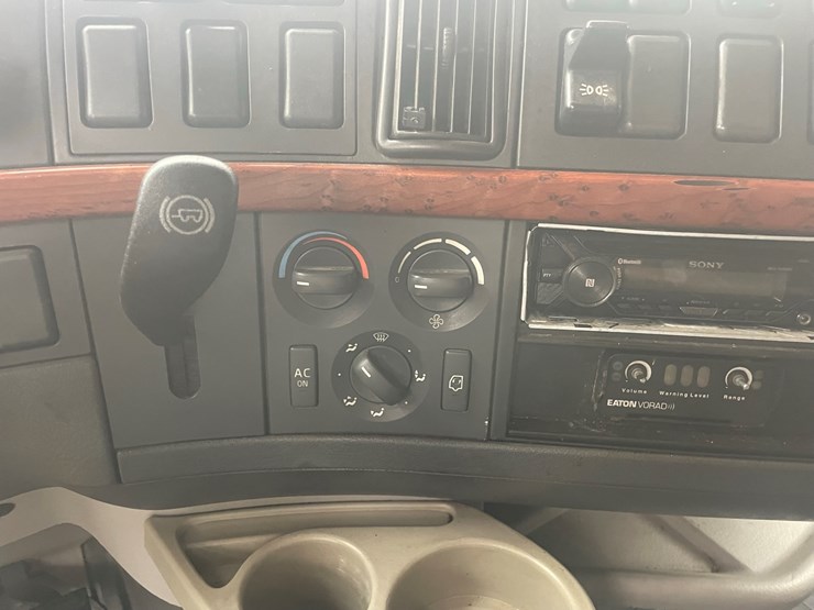 2008-volvo-10-image-47