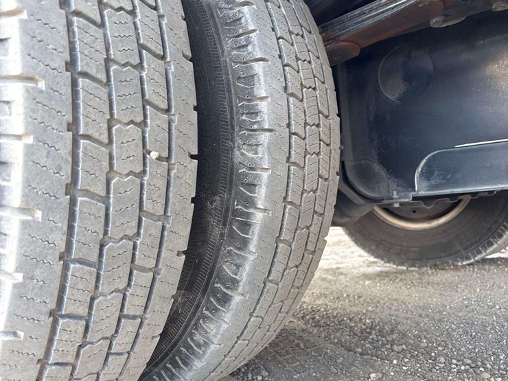 2016-isuzu-npr-image-27