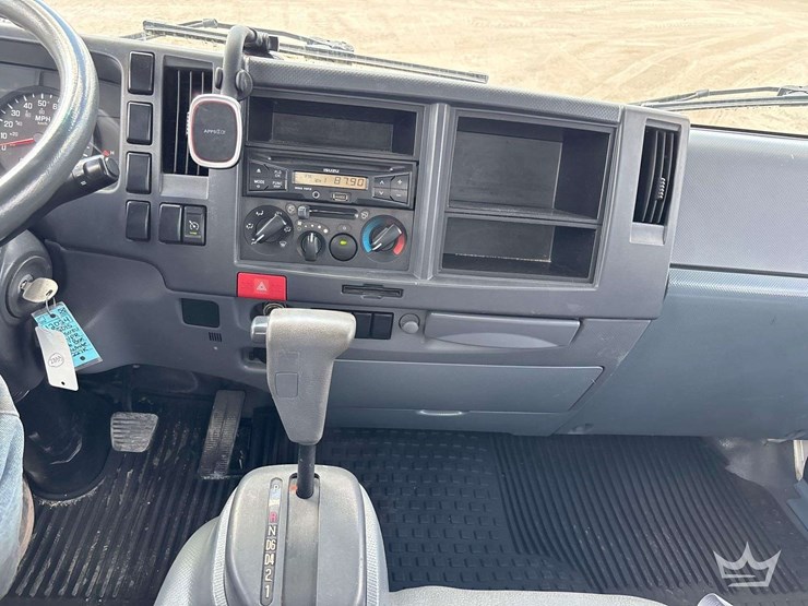 2015-isuzu-npr-image-16