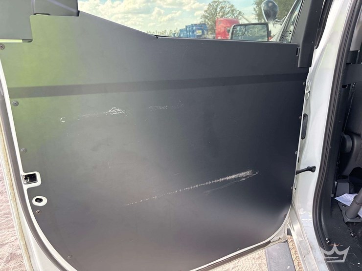 2022-chevrolet-silverado-1500-4x4-crew-cab-pickup-truck-image-22