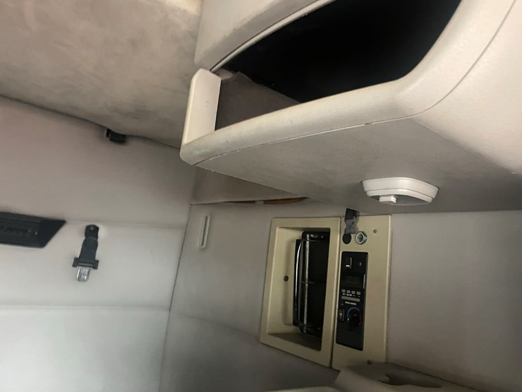 2008-volvo-10-image-43