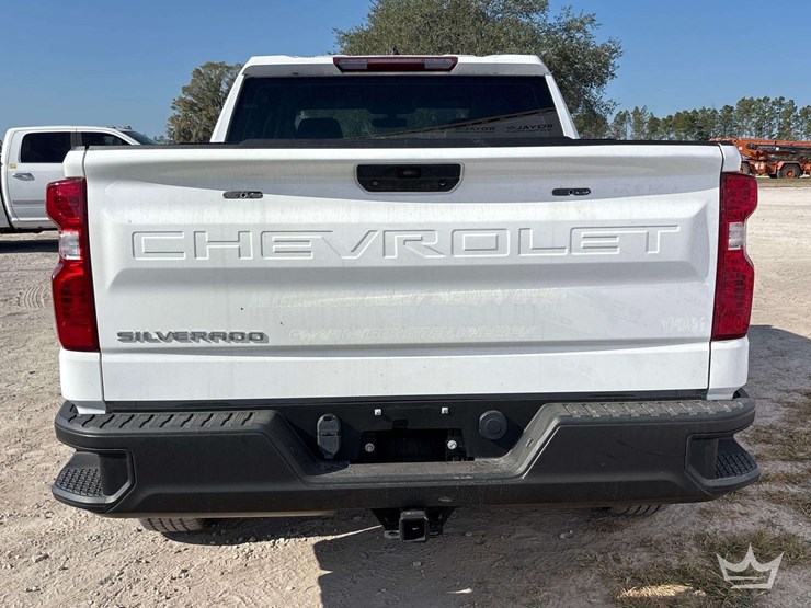 2022-chevrolet-silverado-1500-4x4-crew-cab-pickup-truck-image-33