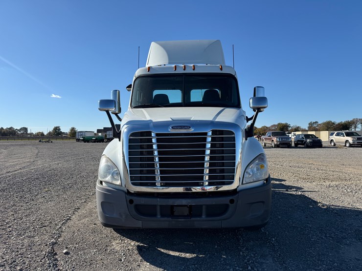 2018-freightliner-cascadia-125-image-2