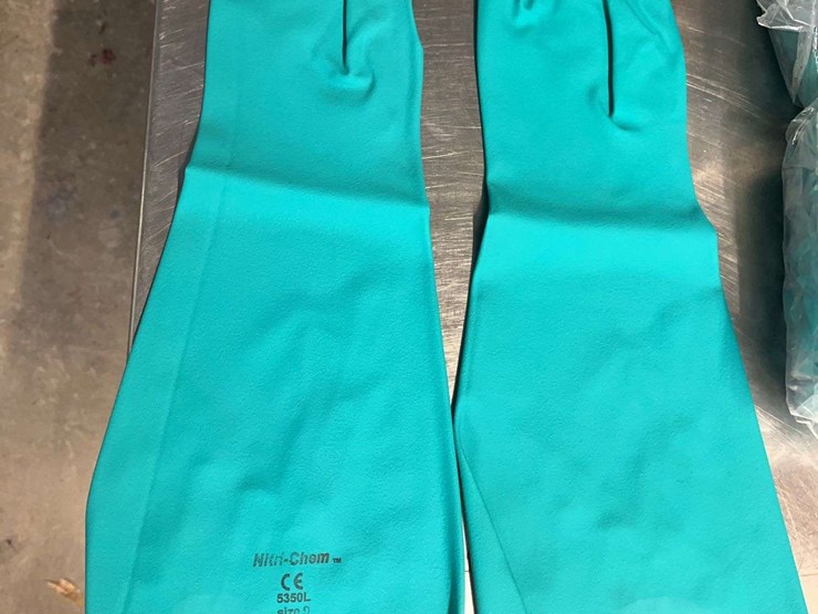4-1/2-dozen-large-nitrile-gloves-image-2