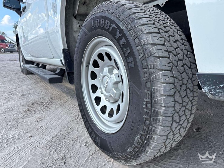 2022-chevrolet-silverado-1500-4x4-crew-cab-pickup-truck-image-27