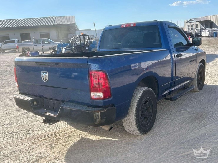 2011-ram-1500-pickup-truck-image-3