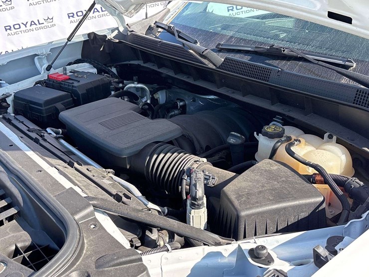 2022-chevrolet-silverado-1500-4x4-crew-cab-pickup-truck-image-8