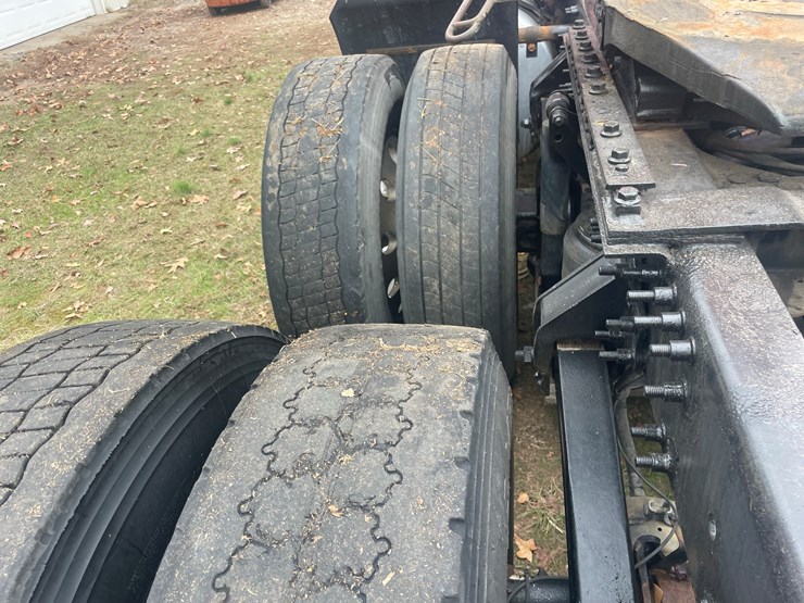 2008-volvo-10-image-8