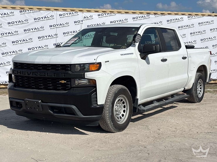 2022-chevrolet-silverado-1500-4x4-crew-cab-pickup-truck-image-1