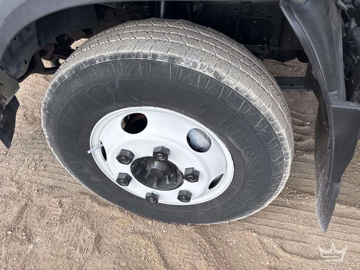 2015-isuzu-npr-image-25