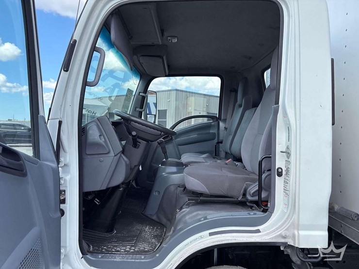 2015-isuzu-npr-image-12