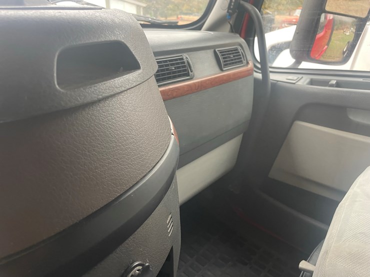 2008-volvo-10-image-45