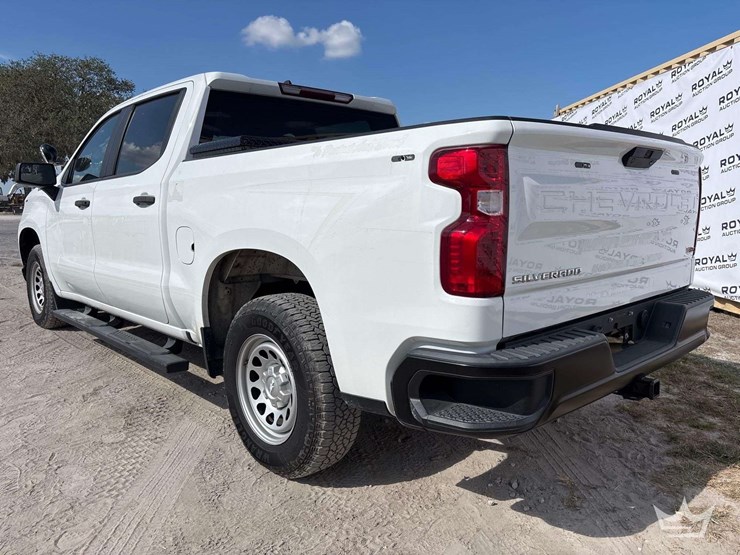 2022-chevrolet-silverado-1500-4x4-crew-cab-pickup-truck-image-4