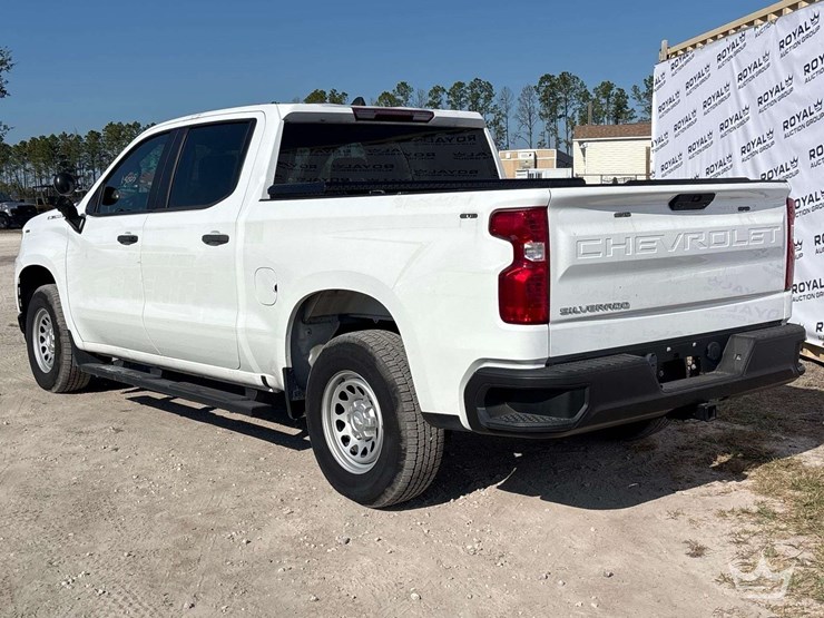 2022-chevrolet-silverado-1500-4x4-crew-cab-pickup-truck-image-4