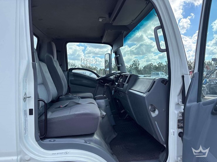 2015-isuzu-npr-image-21