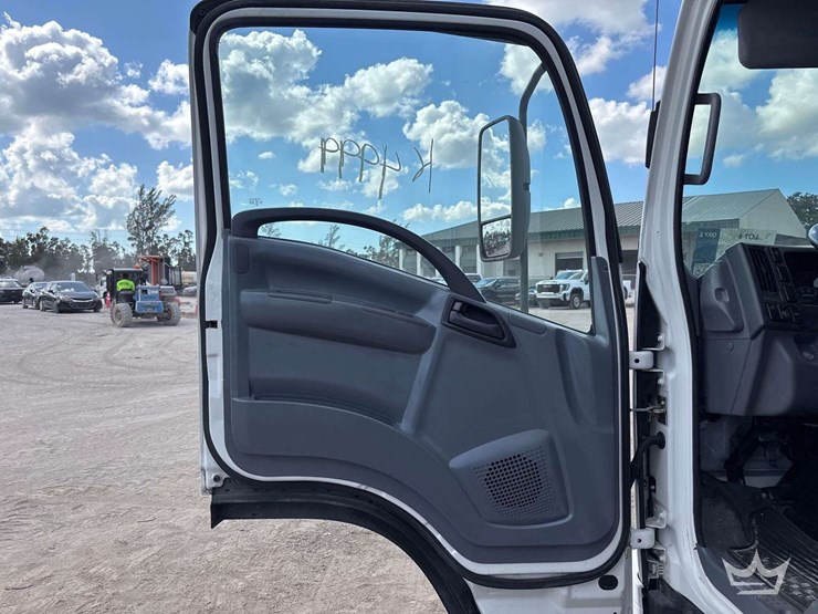 2015-isuzu-npr-image-11